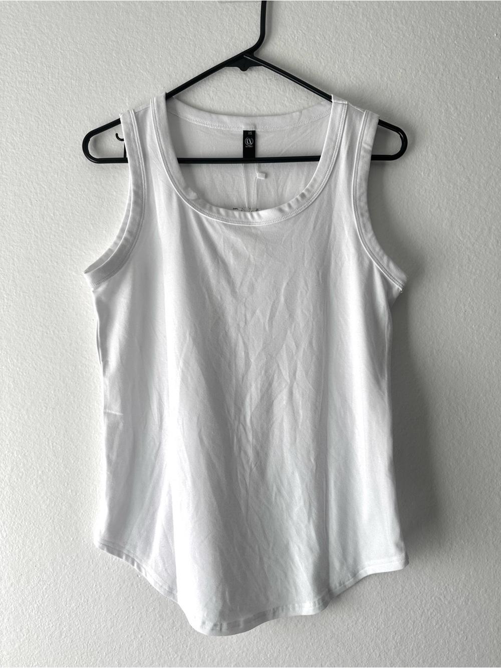 Automet Women's White Scoop Neck Tank Top - Everyday Essential